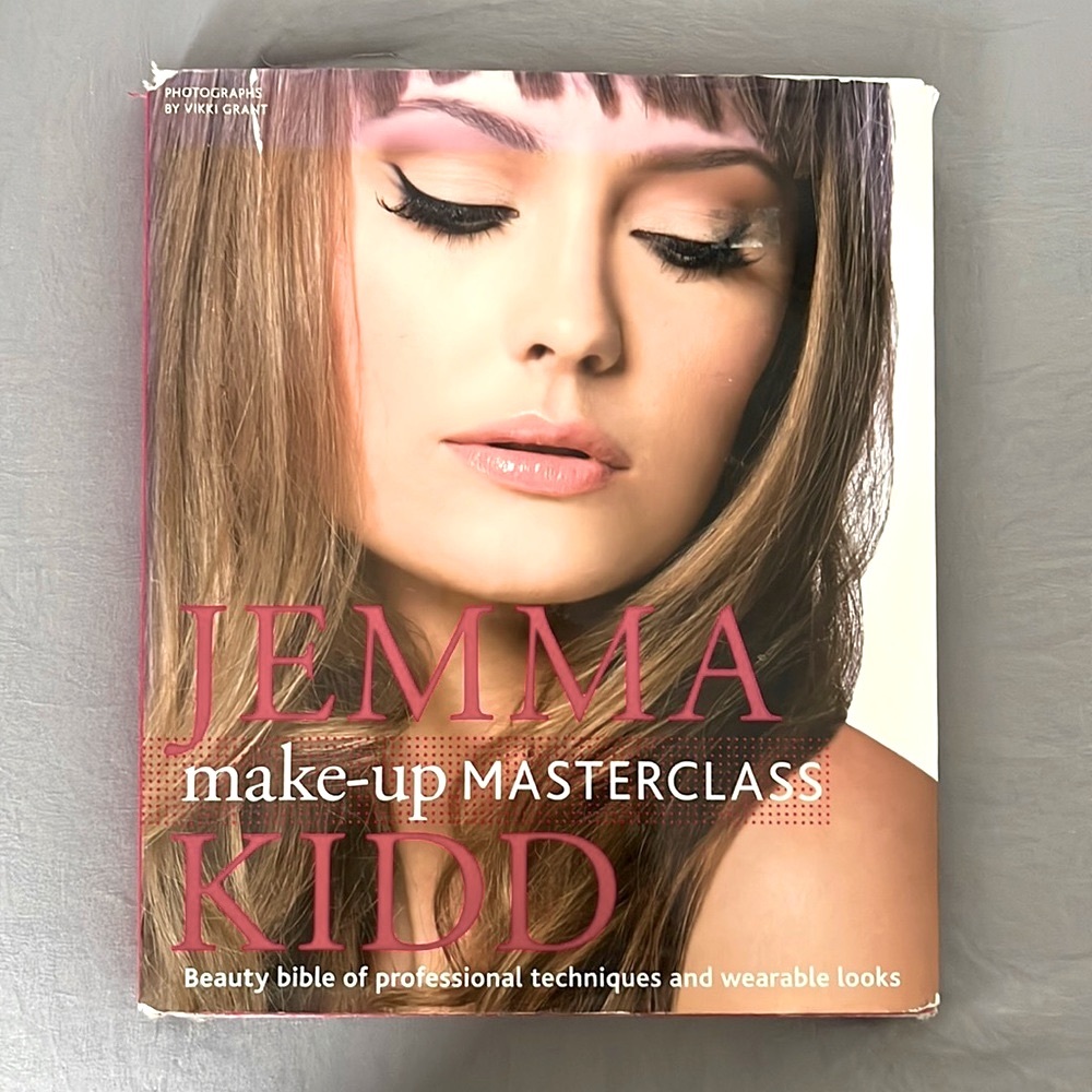 •Jemma Kidd Make-up Masterclass Beauty Book